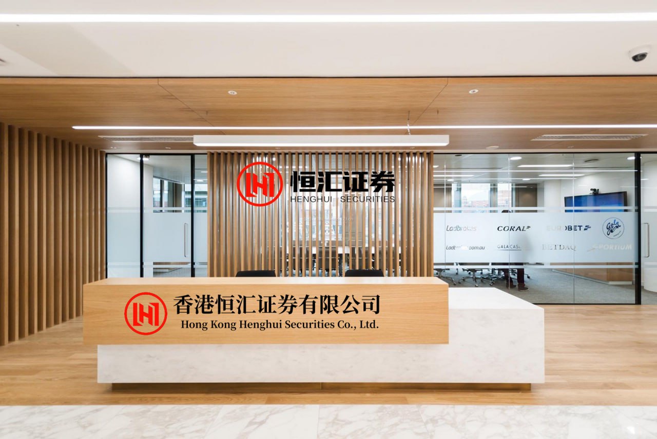 财牛配资APP下载 大总统曹锟61岁时，迎娶了19岁的刘凤玮。贿选下野后，他住进了东马路32号，此时三个女人都离开了，院子里只剩下这位老军阀和被逼嫁给他的刘凤玮。而这个女人不仅照料曹锟的生活起居，还为他守住了最后的底线。东马路32号的院子里，一棵石榴树年年秋天挂满红灯笼似的果子。这棵老树伴着刘凤玮嫁入曹家...